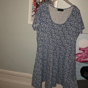 Cute Light blue floral print with white daises